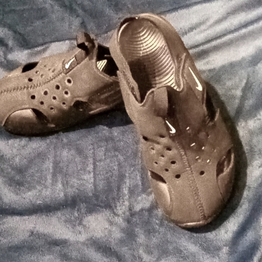 Kids black Nike sandals